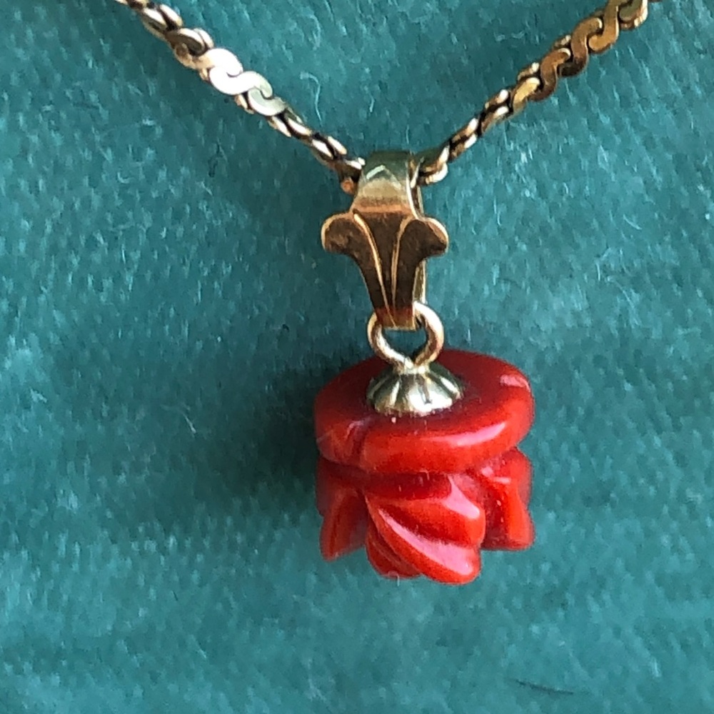 Victorian coral rose charm - Picture 2 of 10